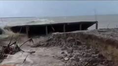 East Midnapore: দিঘায় উত্তাল সমুদ্র, গার্ডওয়াল টপকে সৈকতের জলশহরে, ভারী বৃষ্টি সুন্দরবনেও | Bangla News