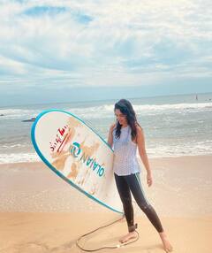 Actress bindhu madhavi pics: சர்ஃபிங் விளையாட்டில் கலக்கும் பிந்து மாதவி