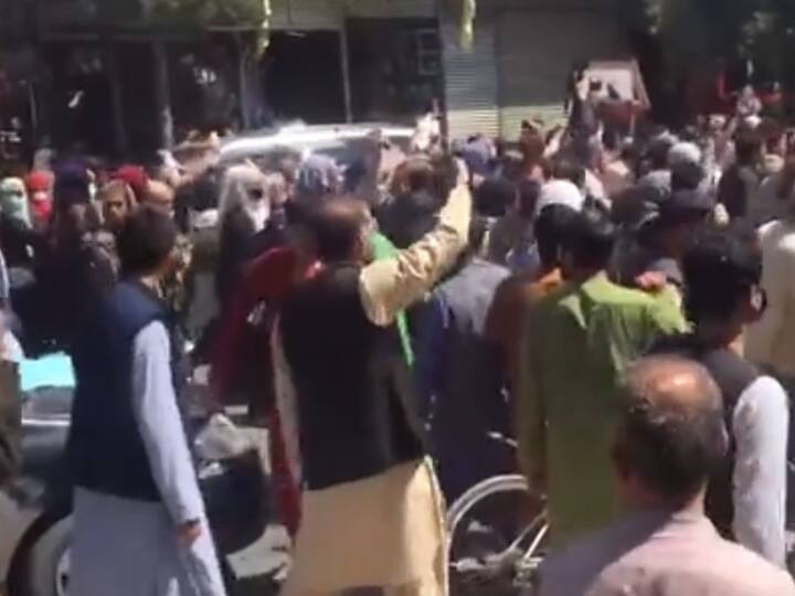 Afghanistan Crisis: Taliban fire shots to disperse anti Pakistan rally in Kabul Afghanistan Crisis: काबुल में पाकिस्तान के खिलाफ प्रदर्शन, तालिबान ने भीड़ को तितर-बितर करने के लिए चलाई गोलियां