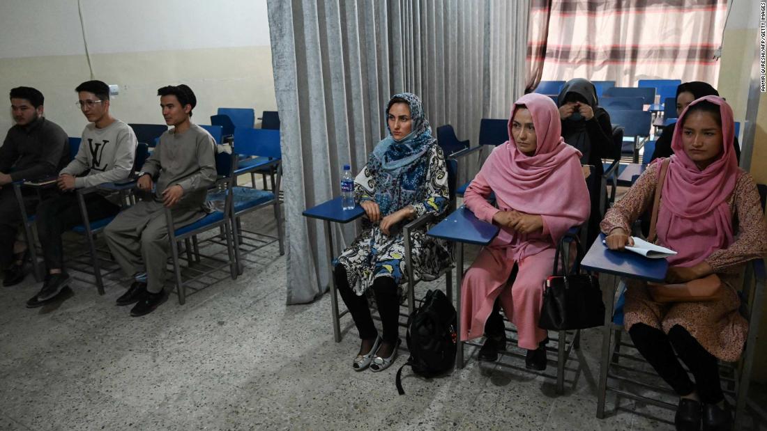 Afghanistan School Reopen: ‛நீ அந்த பக்கம்... நான் இந்த பக்கம்...’ பிரிக்கப்பட்ட மாணவ மாணவிகள்: வேறு எங்கு... ஆப்கானில் தான்!