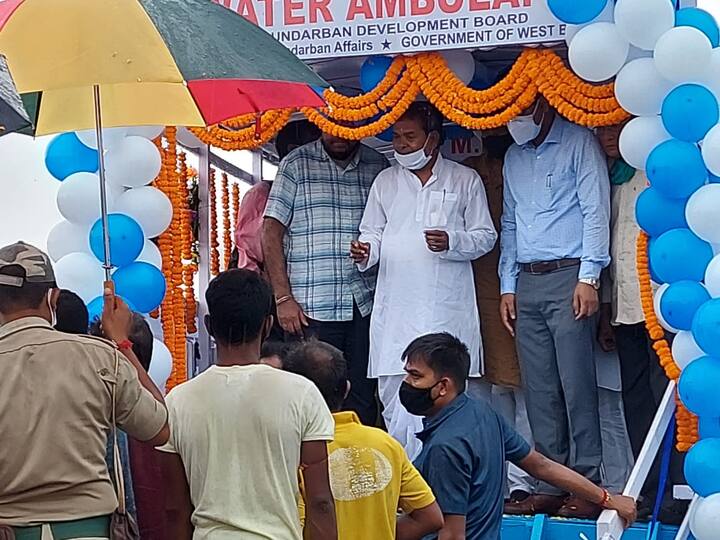 গভীর রাতে প্রসব যন্ত্রণা উঠলে বা কেউ গুরুতর অসুস্থ হলে সমস্যায় পড়েন গ্রামবাসীরা। নৌকা পেলেও, তাতে রোগী নিয়ে যেতে অনেক সময় লেগে যায়। সেই জায়গাতেই ভরসা জোগাচ্ছে ওয়াটার অ্যাম্বুল্যান্স