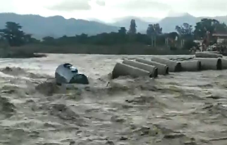 Alternate road on Dehradun-Rishikesh highway swept away amid heavy rain ভারী বর্ষণের জের, ভেসে গেল দেহরাদুন-হৃষিকেশ সড়কের একাংশ, দেখুন সেই ভিডিও