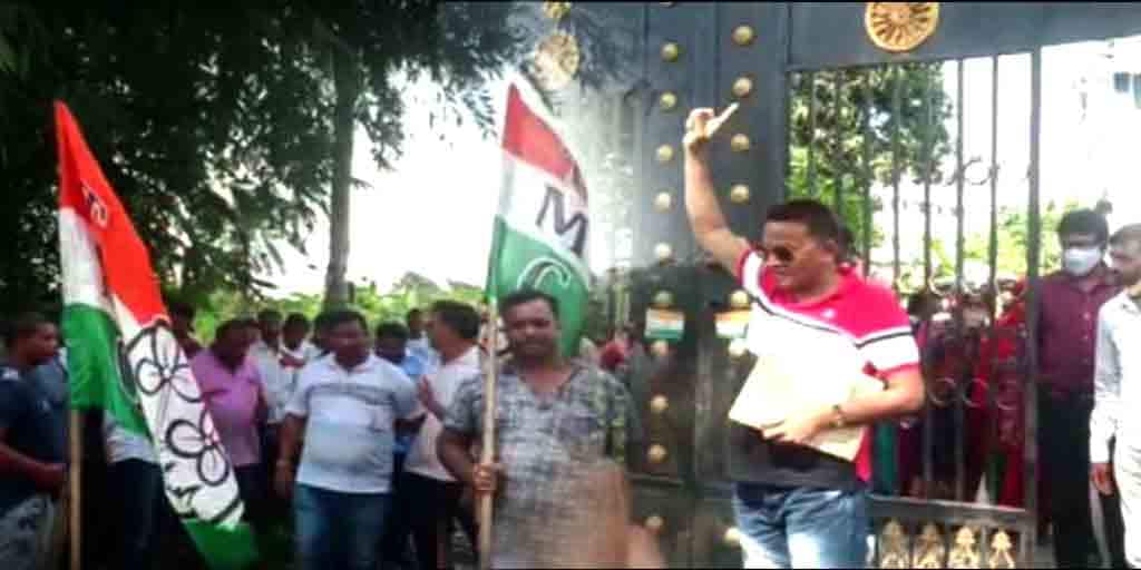 Inner clash inside TMC party making news in Malda BJP mocks Malda: মালদায় ফের প্রকাশ্যে তৃণমূলের গোষ্ঠীকোন্দল, কটাক্ষ বিজেপির