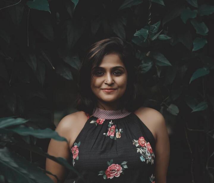 பூக்களைப் பிரித்து புத்தகம் படிப்பேன்