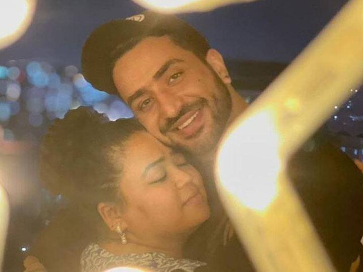 भारती सिंह और एली गोनी ने कई मौकों पर साथ काम किया है और वास्तविक जीवन में एक-दूसरे के साथ घनिष्ठ संबंध साझा करते हैं. दोनों को अक्सर साथ में कई शो में मस्ती मजाक करते हुए भी देखा गया है. आपको बता दें, दोनों साथ में रोहित शेट्टी के शो खतरों के खिलाड़ी में देखा गया है.