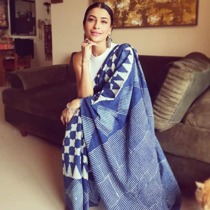 ब्लू साड़ी में पवित्रा ने आपका दिल भी जरूर चुरा लिया होगा. साड़ी को उन्होंने प्लेन व्हाइट ब्लाउज़ के साथ पेयर किया था. स्लीक हेयर और माथे पर बिंदी के साथ उन्होंने अपना लुक पूरा किया था.