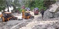 Darjeeling: কালিম্পঙের ২৯ মাইল এলাকায় ধস, দশ নম্বর জাতীয় সড়কে ব্যাহত যান চলাচল