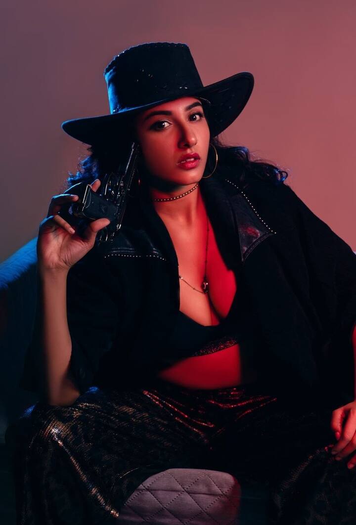 సెప్టెంబరు 10వ తేదీన ‘ఆహా’లో ఈ వెబ్ సీరిస్ ప్రారంభం కానుంది. ‘ది బేకర్ అండ్ ది బ్యూటీ’ పేరుతో విడుదలవుతున్న ఈ వెబ్సీరిస్లో విష్ణు.. గయ్యాలి గర్ల్ఫ్రెండ్గా కనిపించనుంది. సంతోష్ శోభన్, వెంకట్ ఇందులో కీలక పాత్రల్లో కనిపించనున్నారు. - Image Credit: Vishnu Priya/Instagram