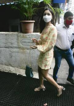 ਆਲੀਆ ਭੱਟ ਸਟਾਈਲਿਸ਼ ਅੰਦਾਜ਼ 'ਚ ਲੰਚ ਕਰਨ ਪਹੁੰਚੀ, ਫਲੋਰਲ ਡਰੈੱਸ 'ਚ ਦਿਖੀ ਬੇਹੱਦ ਖੂਬਸੂਰਤ