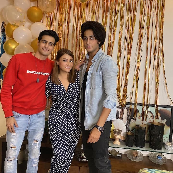 टीवी एक्ट्रेस बहुत कम उम्र में ही मां बन गईं थी उर्वशी के जुड़वा बेटे हैं. उनका नाम क्षितिज और सागर है.