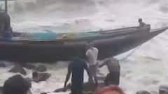 Digha: প্রবল জলোচ্ছ্বাসে দিঘায় ডুবল ট্রলার, মৎস্যজীবীদের উদ্ধার স্থানীয়দের| Bangla News