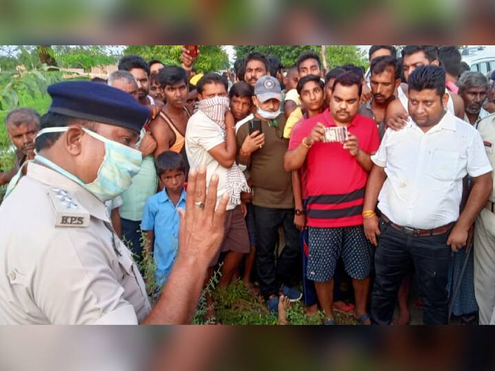 Bihar News: बांका में सड़क हादसे में मुखिया की मौत के बाद हंगामा, आरोपियों के घर पर लोगों ने चलाए ईंट-पत्थर
