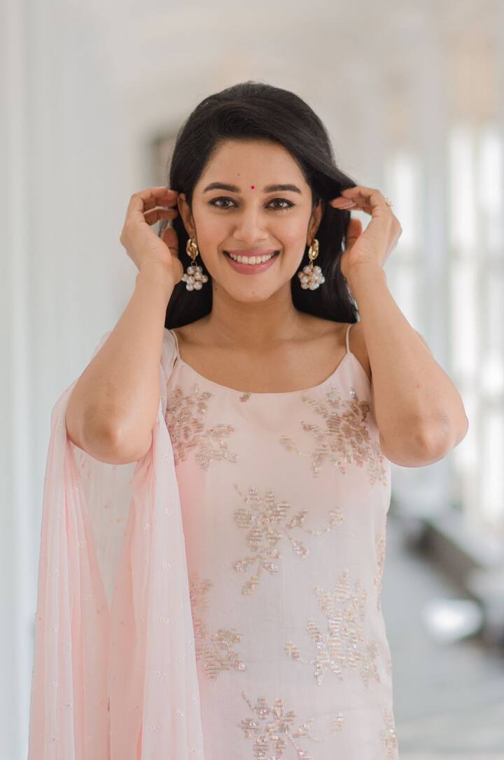 கண்ணும் கண்ணும் கொள்ளையடித்தால் காதல் என்று அர்த்தம்