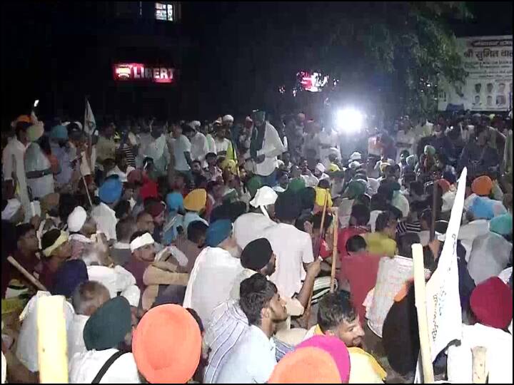 Karnal Kisan Mahapanchayat: Protesting farmers gherao vicinity of Mini Secretariat in Karnal, Rakesh tikait says We have captured the gate करनाल में मिनी सचिवालय के गेट पर किसानों का कब्ज़ा, राकेश टिकैत बोले- अपने कपड़े मंगवा रहे, खाने पीने का इंतज़ाम भी करेंगे