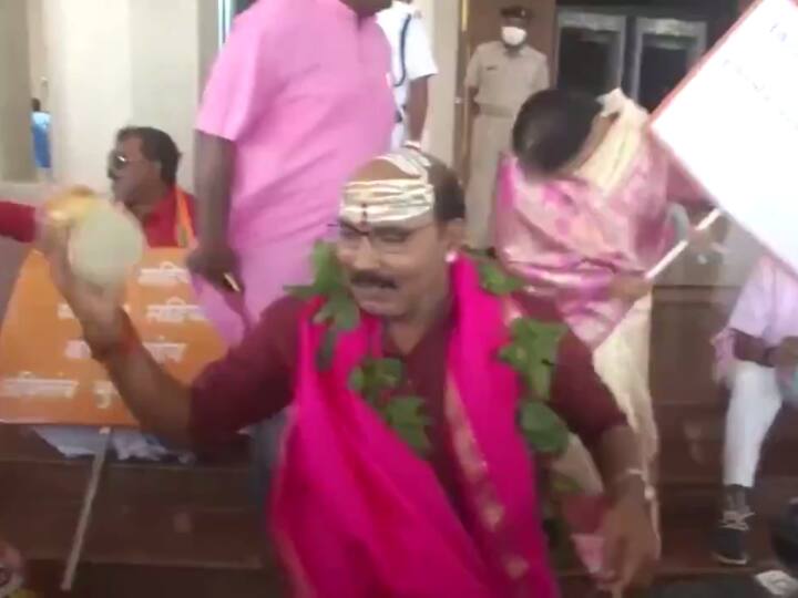 बीजेपी विधायक नारायण दास डमरू बजाते हुए पहुंचे विधानसभा, बाबा वैद्यनाथ धाम दोबारा खोलने की मांग-Video