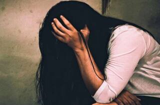 યુવક મોબાઈલ પર મૂવી જોતો હતો ને મિત્રે ઘરમાં ઘૂસીને પત્નિ સાથે પરાણે બાંધ્યા શરીર સંબંધ, પછી યુવકને ફોન કરીને શું કહ્યું ?