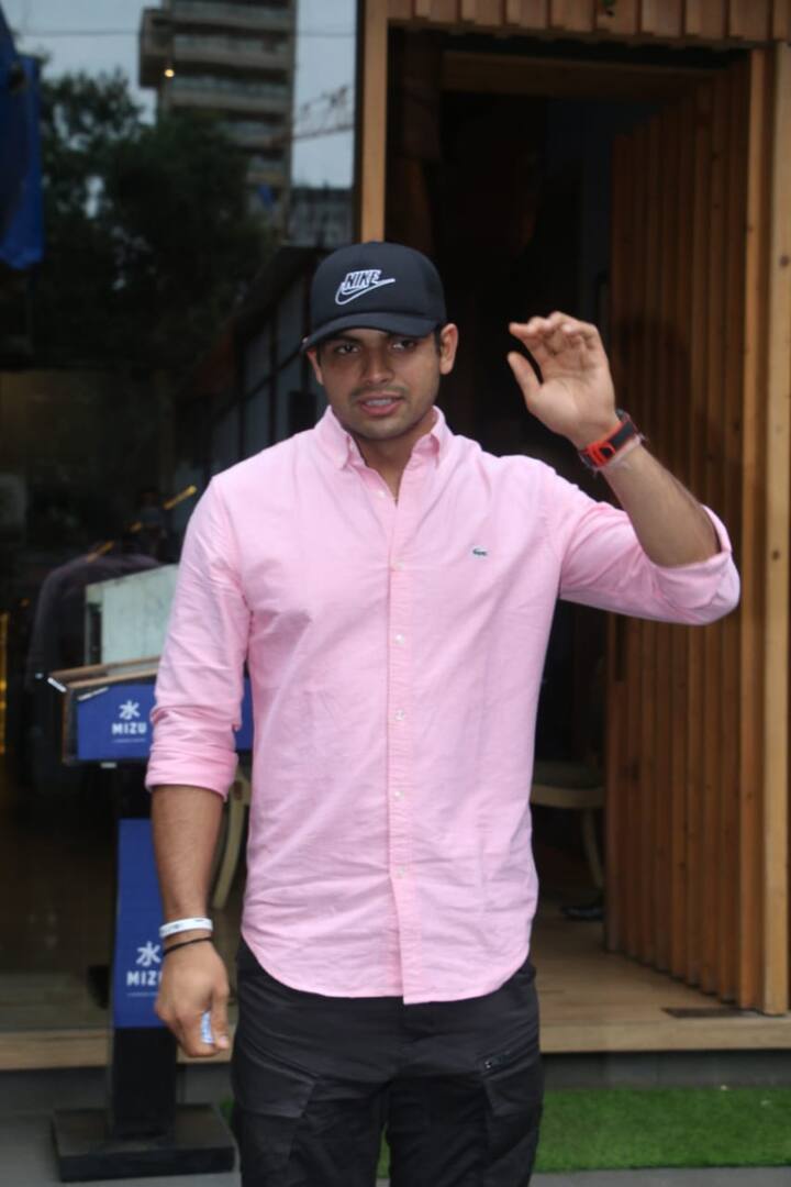 टोक्यो ओलंपिक (Tokyo Olympics) में गोल्ड मेडल जीतने के बाद भाला फेंक एथलीट नीरज चोपड़ा (Neeraj Chopra) लगातार सुर्खियों में रहते हैं. हाल ही में वह मुंबई के एक रेस्टोरेंट से लंच करके निकलते दिखे.