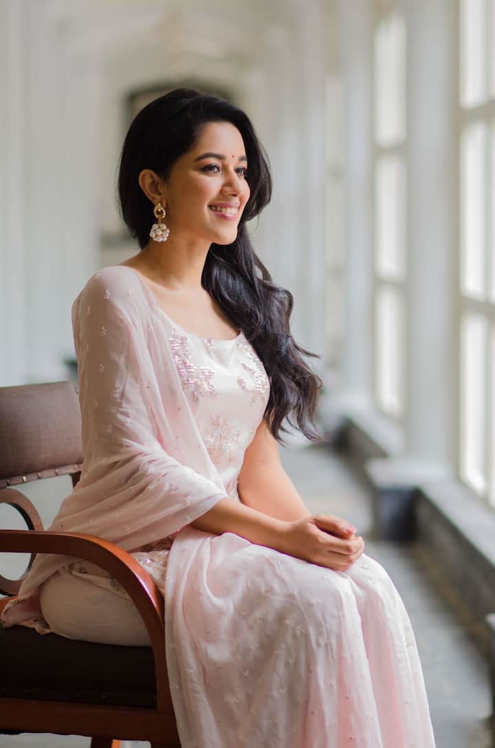 உன் சிரிப்பினில், சிரிப்பினில் என் மனதின் பாதியும் போக