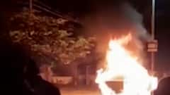 પંચમહાલઃ હાલોલના કંજરી રોડ પર ચાલુ કારમાં લાગી આગ, ડ્રાઈવરનો બચાવ