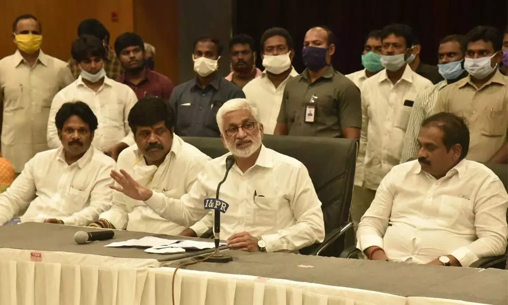 Vijay Sai Reddy :  ఉత్తరాంధ్రపై విజయసాయిరెడ్డికి ఉన్న అధికారం ఏమిటి ? రాజ్యాంగేతర శక్తిగా వ్యవహరిస్తున్నారా..?