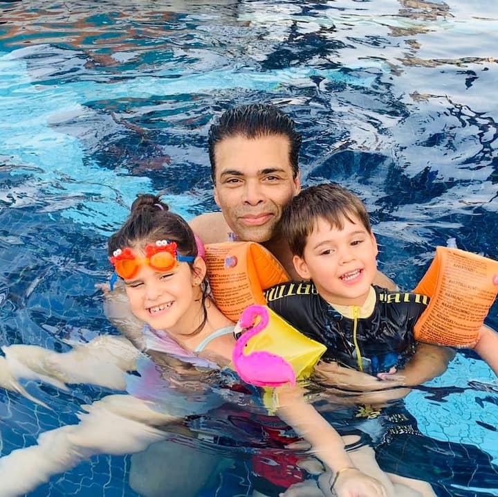 जुड़वा बच्चों की लिस्ट में डायरेक्टर करण जौहर का नाम सबसे पहले हैं. करण जौहर सेरोगेसी के जरिए जुड़वा बच्चों के पिता बने हैं. उन्होने अपने बच्चों का नाम यश और रुही रखा हैं.