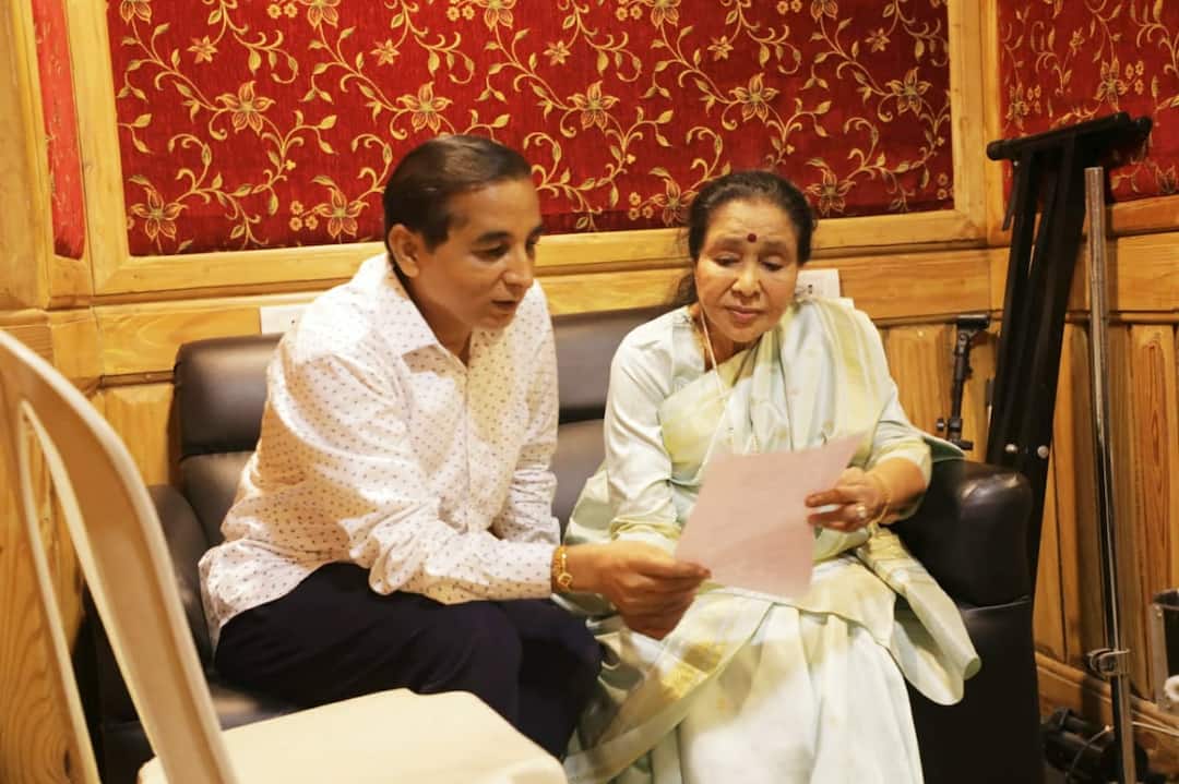 At the age of 88, well-known veteran singer Asha Bhosale sang a song for the movie Hawahawai वयाच्या 88व्या वर्षी सुप्रसिद्ध ज्येष्ठ गायिका आशा भोसले यांनी गायलं 'हवाहवाई' चित्रपटासाठी गाणं!