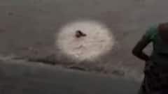 વલસાડઃ તિથલ બિચ પર તણાઈ મહિલા, યુવકોએ માનવ સાંકળ રચી બચાવી મહિલાને