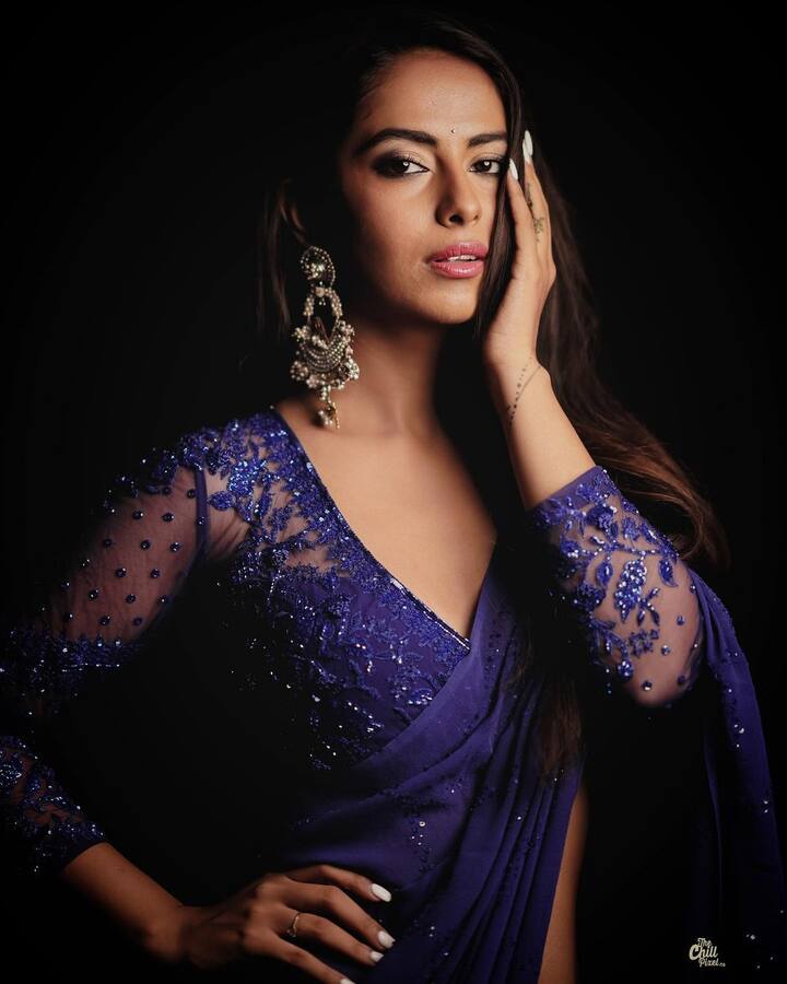 (Photo Credit : Instagram) ఆమె స్టన్నింగ్ ఫోజులు చూస్తూ నెటిజన్లు షాకవుతున్నారు.