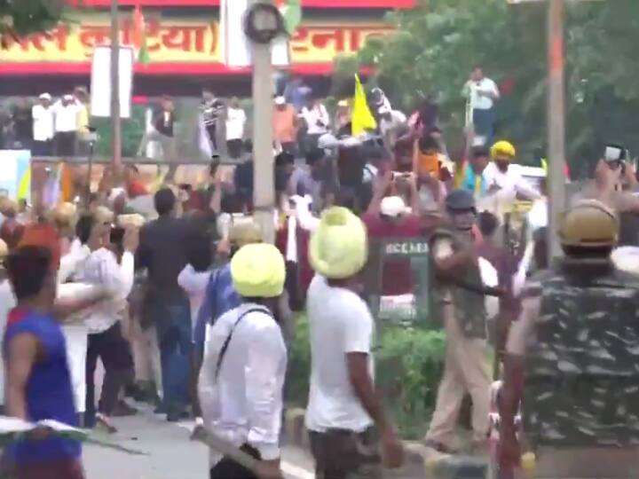 Kisan Mahapanchayat Live: करनाल के 'लघु सचिवालय' गेट तक पहुंचे हजारों किसान, प्रदर्शनकारियों पर पानी की बौछार, टिकैत ने कही ये बात Karnal Kisan Mahapanchayat Live Updates Rakesh Tikait Gurnam Singh Chaduni Haryana Breaking News Kisan Mahapanchayat Live: करनाल के 'लघु सचिवालय' गेट तक पहुंचे हजारों किसान, प्रदर्शनकारियों पर पानी की बौछार, टिकैत ने कही ये बात