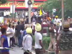 Kisan Mahapanchayat Live: करनाल के 'लघु सचिवालय' गेट तक पहुंचे हजारों किसान, प्रदर्शनकारियों पर पानी की बौछार, टिकैत ने कही ये बात