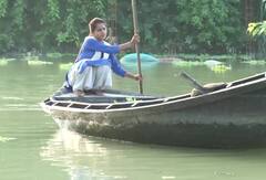 Gorakhpur Flood: పడవలో పాఠశాలకు బాలిక.. నీ పట్టుదలకు సరిలేదిక!