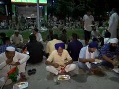 Karnal Farmers Protest: महापंचायत और मार्च के बाद अब करनाल में मिनी सचिवालय के गेट पर धरने पर बैठे किसान, देखें फोटो