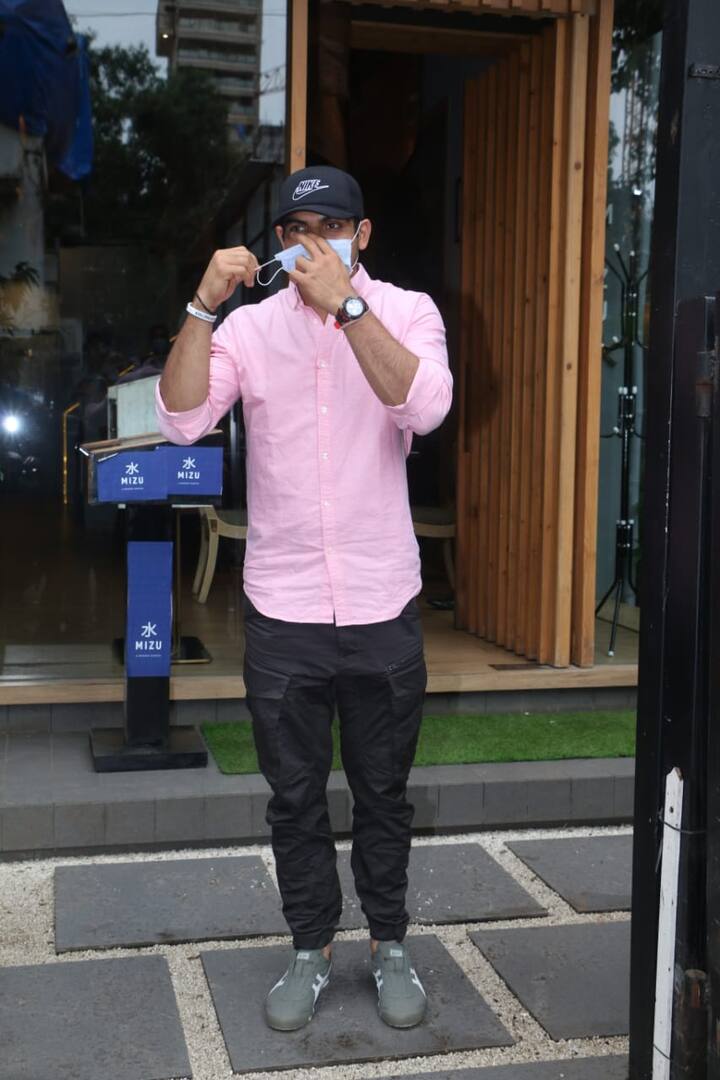 नीरज चोपड़ा रेस्टोरेंट से निकलते वक्त हाथ में मास्क लिए हुए थे और वे वहां से मास्क लगाकर निकले. नीरज बेहद ही सादगी भरे अंदाज में वहां नजर आए. वे इसी अंदाज के लिए जाने जाते हैं.