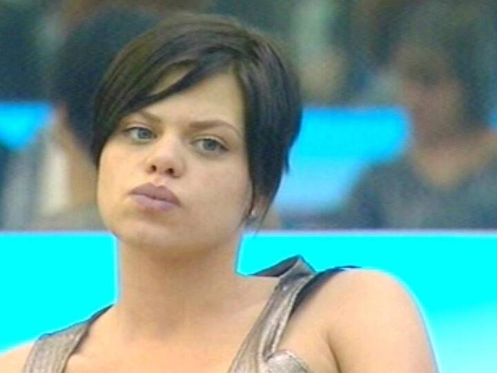 इंटरनेशनल सेलेब्रिटी जेड गुडी (Jade Goody) बिग बॉस के सीजन 2 में दिखाई दी थी. इस शो से पहले वो बिग ब्रदर का भी हिस्सा रह चुकी थीं. जेड गुडी कैंसर की बीमारी से जूझ रही थीं, जिसके बाद साल 2008 में उनकी मौत हो गई.