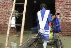 Gorakhpur Flood: పడవలో పాఠశాలకు బాలిక.. నీ పట్టుదలకు సరిలేదిక!