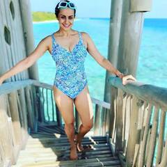 માલદીવમાં દરિયાકિનારે પરિવાર સાથે મસ્તી કરતી દેખાઇ હૉટ એક્ટ્રેસ Gul Panag, સામે આવી શાનદાર તસવીરો