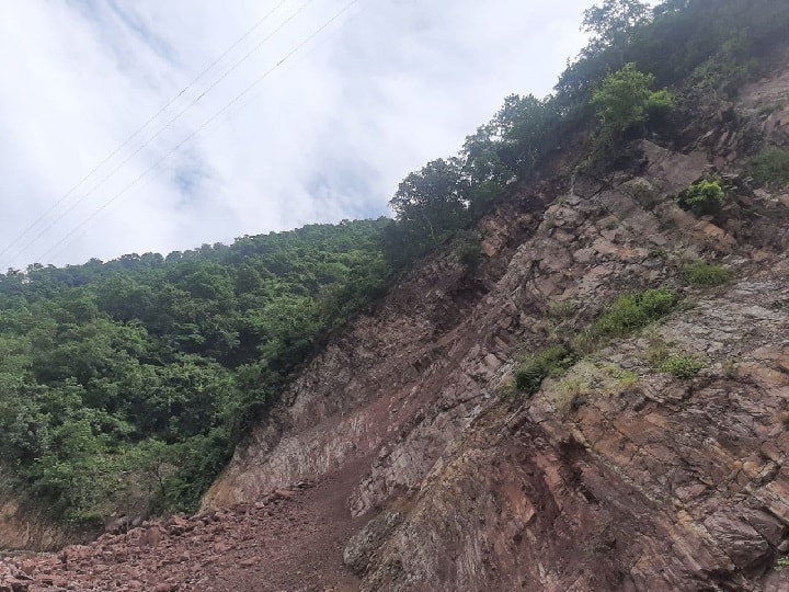 Rudraprayag Rains Massive Landslide Occurred on Badrinath Highway thousands tons debris on road ann Badrinath Highway Landslide: बद्रीनाथ हाईवे पर हुआ जबरदस्त भूस्खलन, सड़क पर आया हजारों टन मलबा