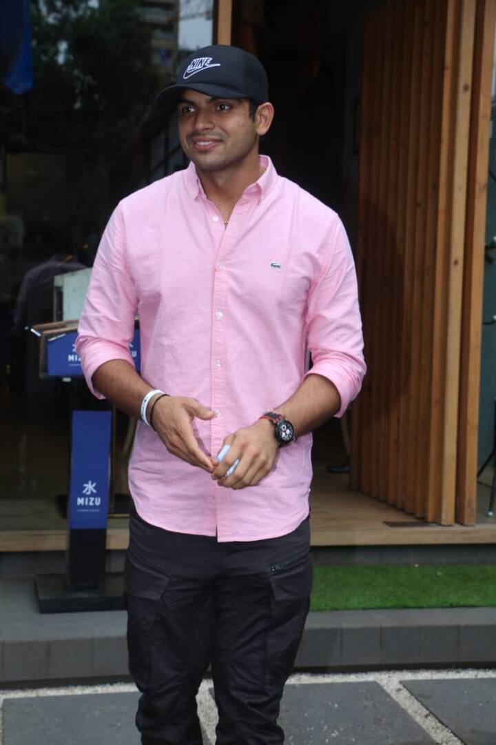 पिछले महीने टोक्यो में आयोजित हुए ओलंपिक गेम्स में नीरज ने भाला फेंक प्रतियोगिता में भारत को ट्रैक एंड फील्ड एथलेटिक्स में अब तक का पहला मेडल दिलाकर इतिहास रचा था.