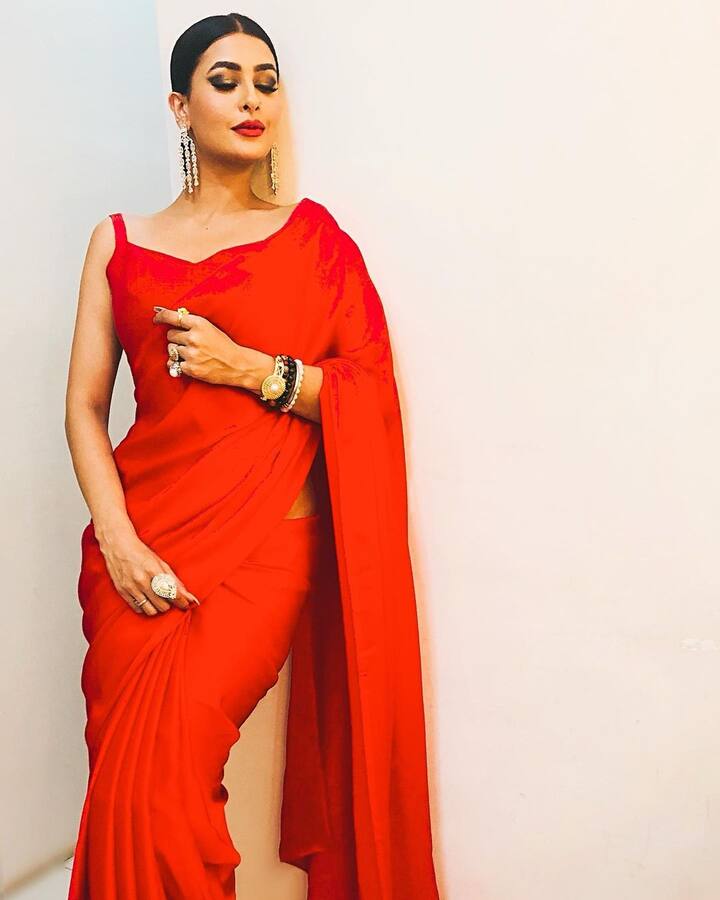 लाल रंग हर लड़की को पसंद होता है और पवित्रा भी उन्हीं में से एक है. इस प्लेन रेड साड़ी को उन्होंने मैचिंग स्लीवलेस ब्लाउज़ के साथ पहना था.