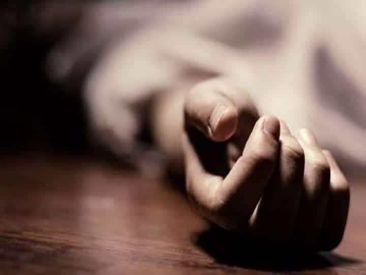Jal Nigam worker dead body found in Office in bareilly ann Crime News: जल निगम के कर्मचारी का खून से लथपथ शव दफ्तर में मिला, हत्या-आत्महत्या की गुत्थी में उलझी पुलिस