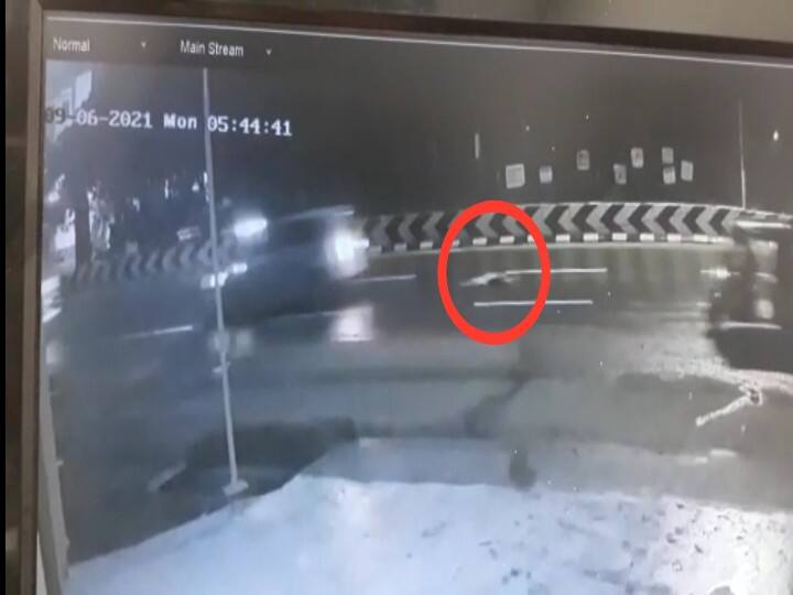 woman body falls off car run over at coimbatore கோவை: ஓடும் காரில் இருந்து நடுரோட்டில் வீசப்பட்ட பெண் சடலம்.. கொலையா என விசாரணை..!