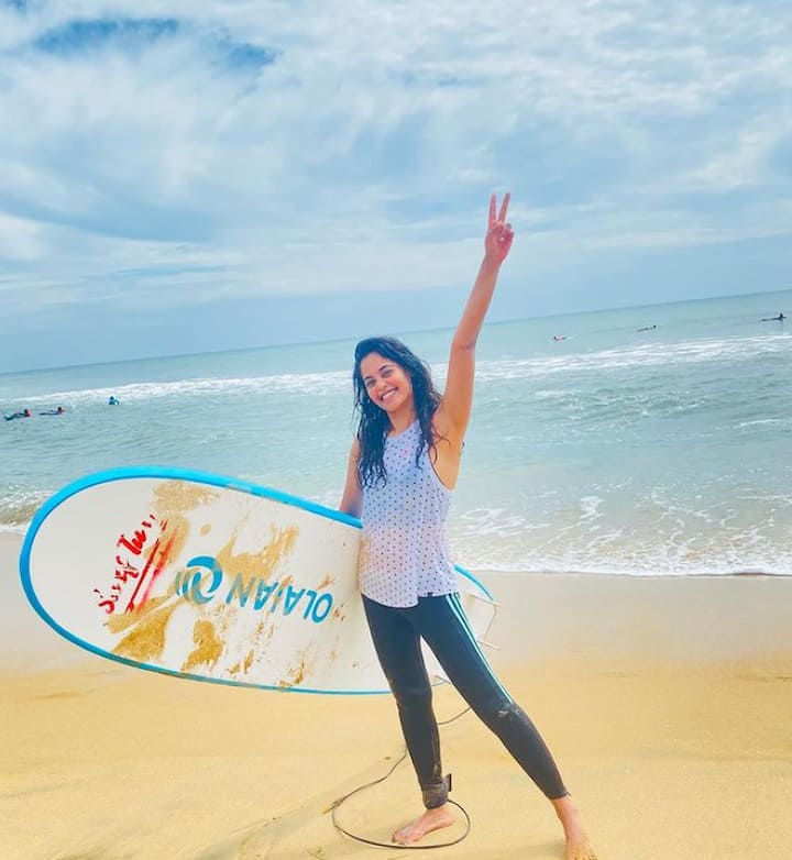 சர்ப்ஃபோர்டுடன் இருக்கும் புகைப்படத்தை இன்ஸ்டாவில் பதிவிட்டுள்ளார் மாதவி