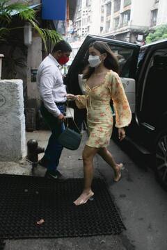 स्टाइलिश अंदाज़ में लंच करने पहुंचीं Alia Bhatt, फ्लोरल ड्रेस में दिखीं बेहद खूबसूरत