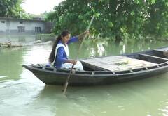 Gorakhpur Flood: పడవలో పాఠశాలకు బాలిక.. నీ పట్టుదలకు సరిలేదిక!