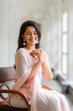 Actress Mirnalini Ravi : ’பிங்க் கலர் பியானோ’  மிளிரும் மிருணாளினி ரவி போட்டோஷூட்..!