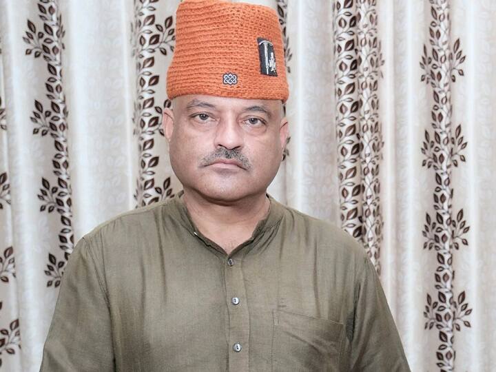 सिक्योरिटी गार्ड की नौकरी मिलने पर कर्नल अजय कोठियाल ने खिलाइ मिठाई, जानें- रिश्वत वाली बात