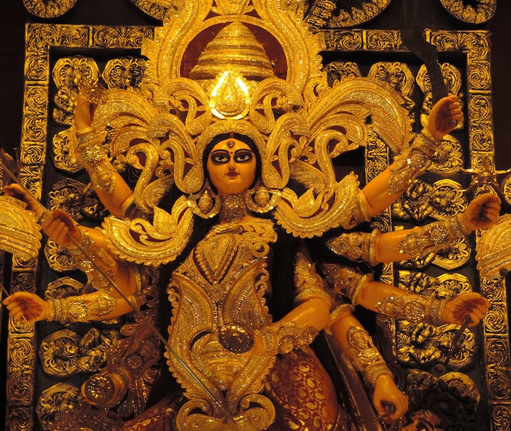 বিশুদ্ধ সিদ্ধান্ত পঞ্জিকা মতে এবার দেবীর ঘোটকে আগমন। অর্থাৎ যার ফল দেবী ঘোড়ায় চেপে এলে চারিদিক ছত্রভঙ্গ হবে।