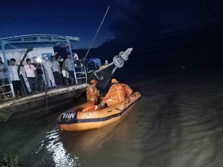 Two Boat with hundred passengers collided in Brahmaputra in Assam Assam Boat Collision: असम में ब्रह्मपुत्र नदी में दो नाव के बीच टक्कर, 50 लोगों को रेस्क्यू किया गया लेकिन 70 अभी लापता