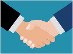 कोरोना ने कैसे खत्म किया सदियों पुराना हाथ मिलाने का चलन, सर्वे में चौंकानेवाला खुलासा