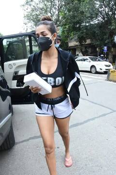 47ની ઉંમરે પણ એકદમ ફિટ છે આ હીરોઇન, યોગા-જીમમાં યુવા એક્ટ્રેસીસને પણ આપે છે માત, જુઓ ફિગર ફિટનેસની તસવીરો......